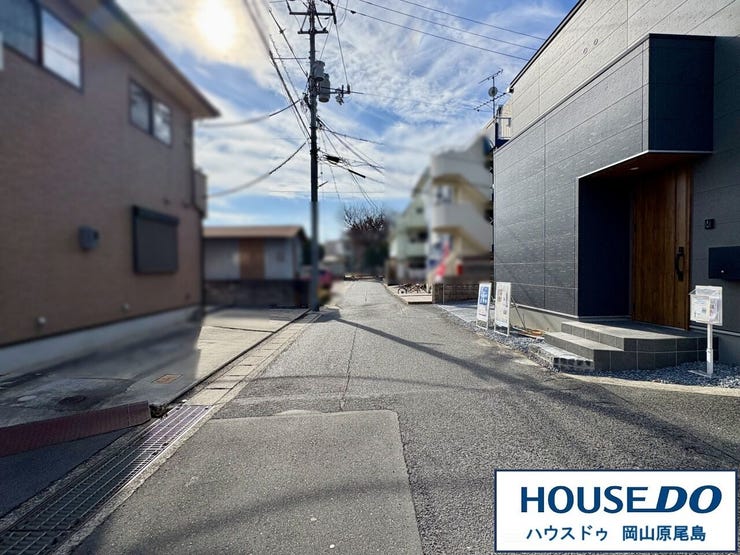 東側前面道路は約5mの幅員です。