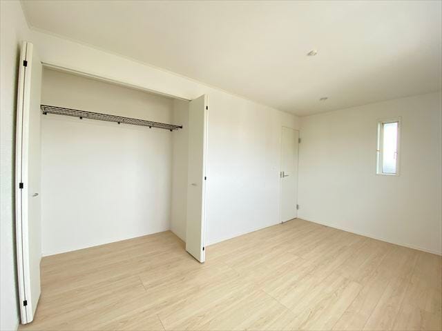 両開きの大型収納があり天井近くまで扉があることで枕棚の荷物も取り出しやすいですね。