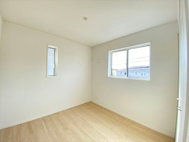 5帖洋室:腰高の窓が2か所のお部屋は家具の配置もしやすく模様替えも楽しめそうです。