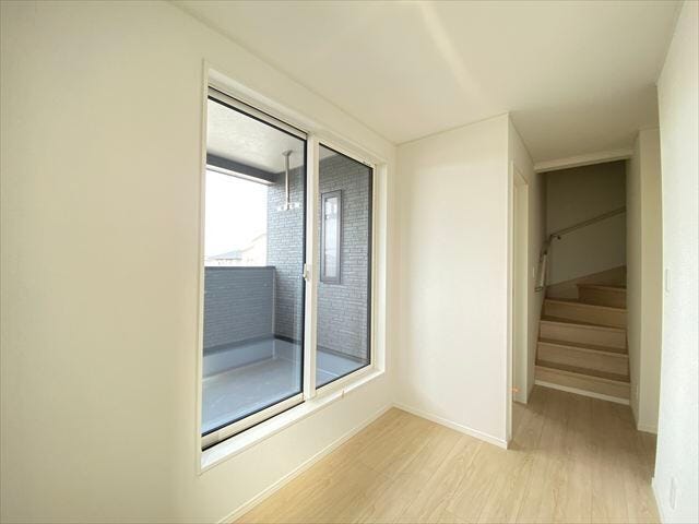 バルコニーに面した2階ホールです。洗濯物を干す際に居室を通ることなくいつでも出られるのは嬉しいですね。