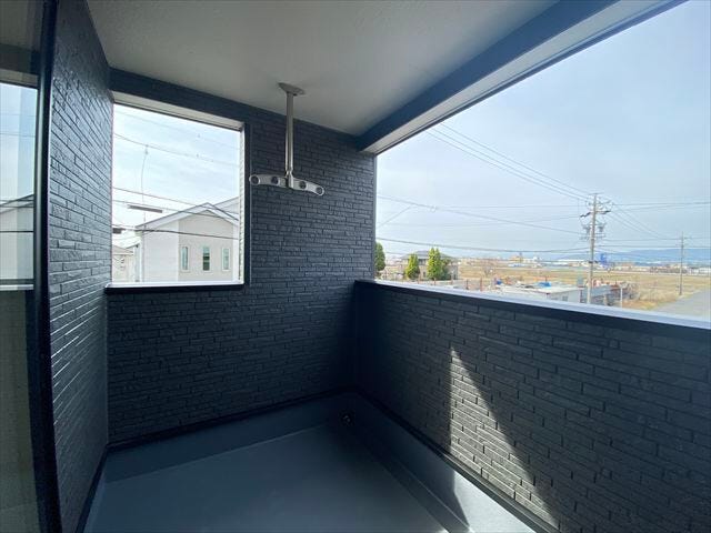 南西向きのバルコニーです。インナータイプで雨の降り込みや夏の強い日差しの差し込みが軽減され、快適な室内を保つことができます。