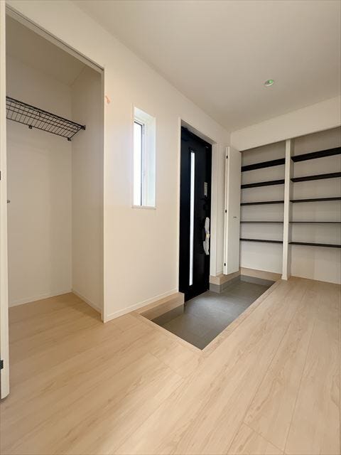 可動棚のある玄関靴収納スペースと、アウターなどの収納にも便利なクローゼットのある玄関ホール。広さにゆとりがあり家族みんなで一斉にお出かけ準備ができますね。