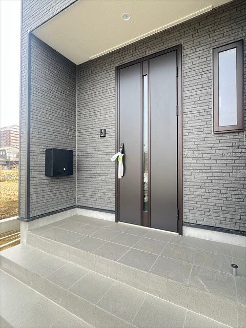 傘立てやベビーカー置き場にも困らない玄関ポーチです。ポストが玄関ドア横にあり手を伸ばせば郵便物を取り出せるのは助かりますね。