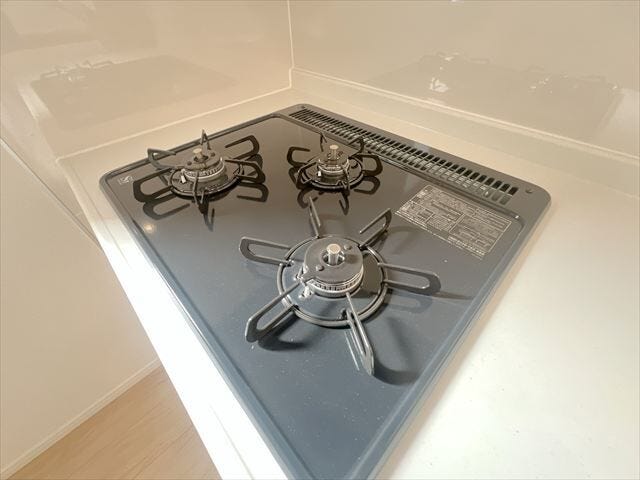 三口コンロとグリルで同時調理も可能です。