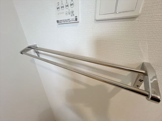 二連のタオルバーで用途に合わせたタオルを掛けることができます。
