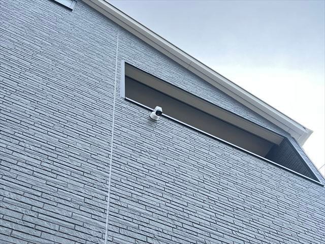 人や物の動きを感知して自動撮影し、リアルタイムの映像確認や通知が可能なワイヤレスセンサーカメラが設置されています。