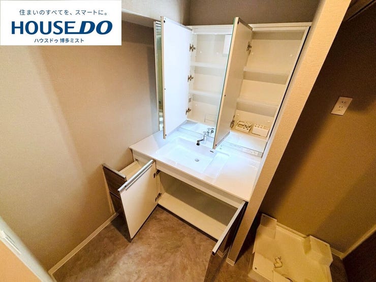 【家族みんなの使いやすさ】お手入れしやすく使いやすい3面鏡付きの洗面台。収納スペースも広く、洗剤や掃除道具をたっぷりと収納できます。