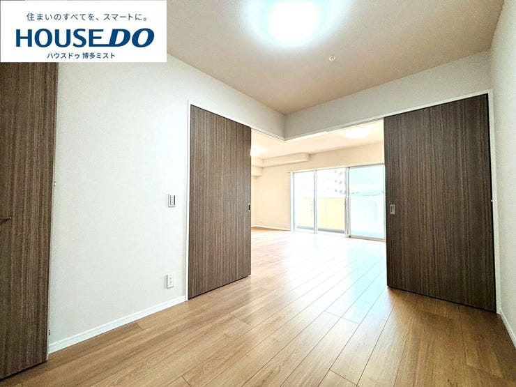 【リビングにプラスαを】リビング横洋室。1部屋として使うことはもちろんですが、扉を開放してリビングと一体感を持って使うことも出来る洋室です。