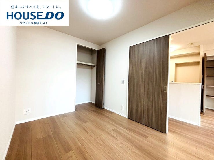 【リビングにプラスαを】リビング横洋室。1部屋として使うことはもちろんですが、扉を開放してリビングと一体感を持って使うことも出来る洋室です。