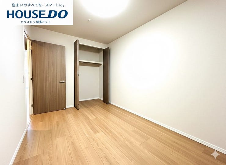 【プライベートルームの過ごし方】ベッドや机などの家具を置いてもゆとりある広さ。何にも邪魔されたくない一番のプライベート空間だから、過ごしやすさは大切にしたい・・・。