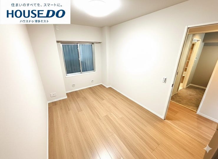 【プライベートルームの過ごし方】ベッドや机などの家具を置いてもゆとりある広さ。何にも邪魔されたくない一番のプライベート空間だから、過ごしやすさは大切にしたい・・・。