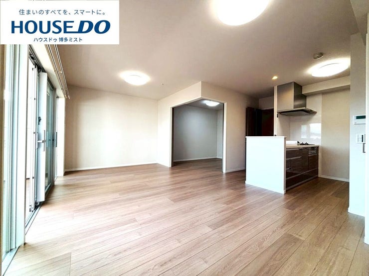 【家族の時間、穏やかな空間】家族が集まるリビングは床や壁をシンプルなテイストに。居心地が良いから自然と集まり、特別なことはしないけど、家族といる安心感は大切♪