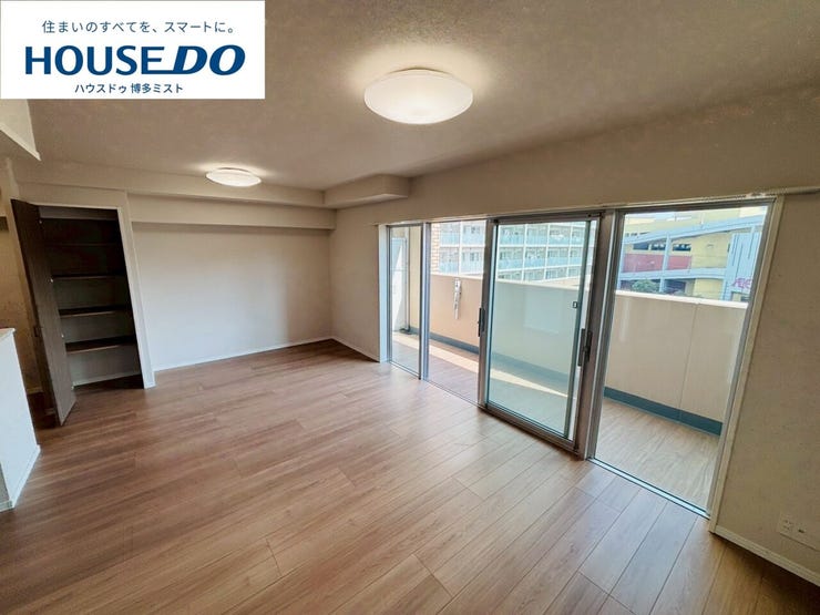 【家族のいやし時間】穏やかな光が入るリビング。忙しい毎日だからこそ、家族と過ごす時間は大切。家族みんなが快適なリビングだから、忙しい朝も、くつろぎの夜も、楽しい時間が過ごせます。