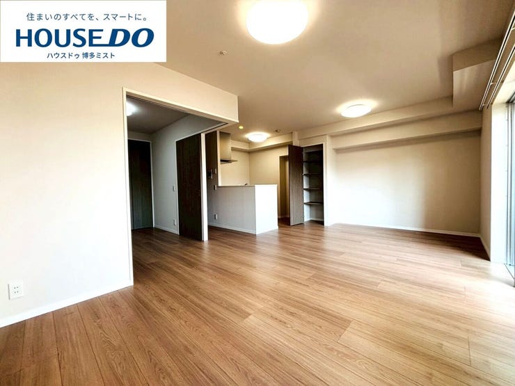 【家族の時間、穏やかな空間】家族が集まるリビングは床や壁をシンプルなテイストに。居心地が良いから自然と集まり、特別なことはしないけど、家族といる安心感は大切♪