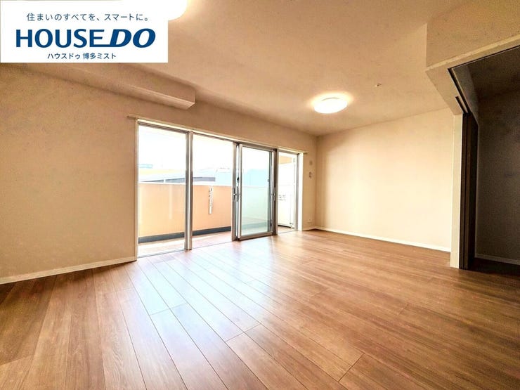 【家族のいやし時間】穏やかな光が入るリビング。忙しい毎日だからこそ、家族と過ごす時間は大切。家族みんなが快適なリビングだから、忙しい朝も、くつろぎの夜も、楽しい時間が過ごせます。