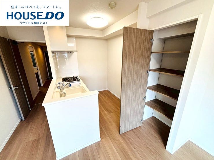 【今日のゴハンは何食べたい?】カウンターキッチンは家事をしながらでもリビングの様子が見えるので、お子様から目を離さず安心です。お料理をしながらリビングの家族と会話が弾みます。