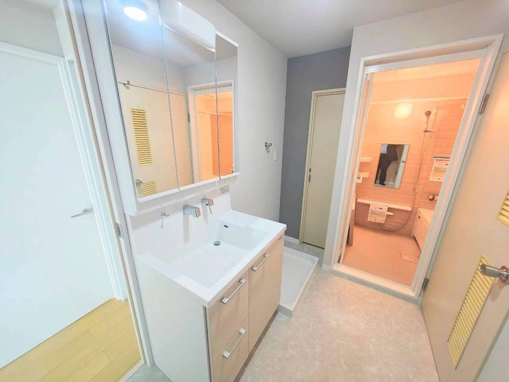 洗面所も広く、洗濯バンも完備です。