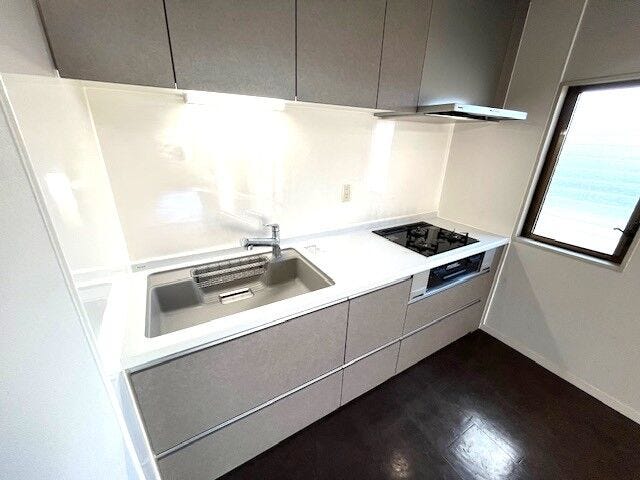 人工大理石仕様で天板掃除がしやすく、料理がしやすいシステムキッチン!