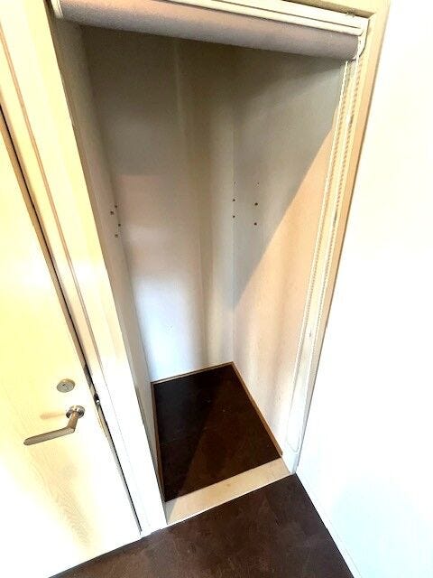 収納空間有り!
ロールスクリーンが付いており、扉の開閉で幅を取ることもなく、使いやすい収納空間です。