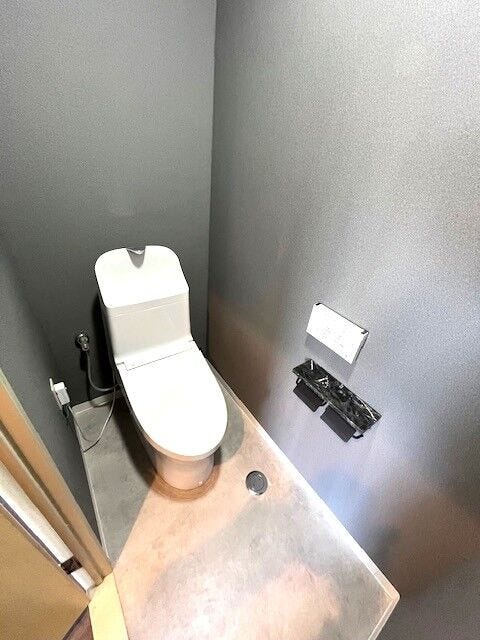 トイレは温水洗浄便座付です。