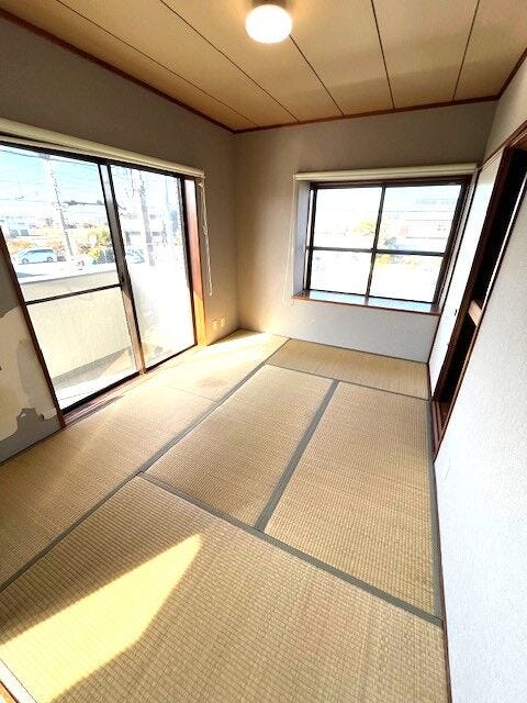 客間や小さいお子様の遊び部屋としても利用可能な和室スペース。