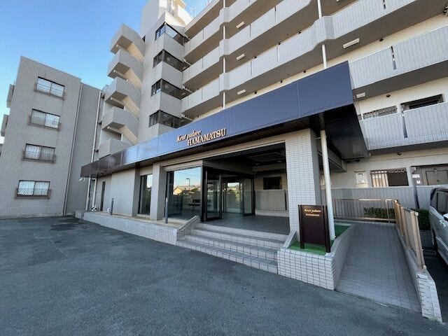 スロープがあり、バリアフリー仕様のエントランスとなっております。