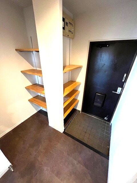 玄関写真。収納棚付でお気に入りの靴をインテリアとして収納することも可能です♪