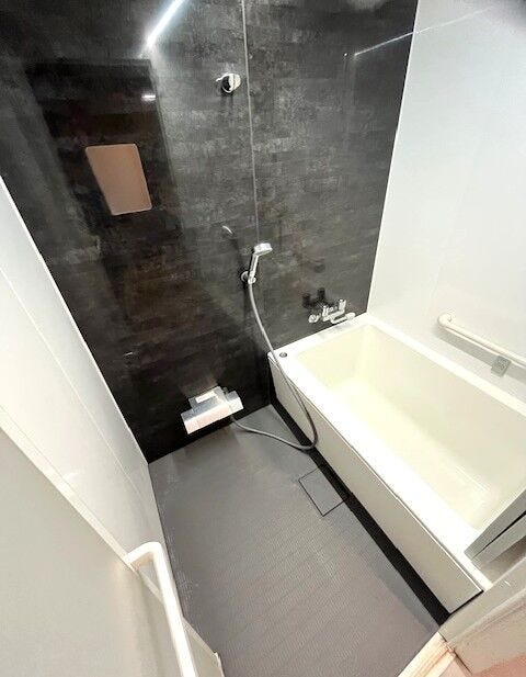 お洒落で洗練された雰囲気感じる浴室空間。
2024年にリフォームされており、室内状態良好です。