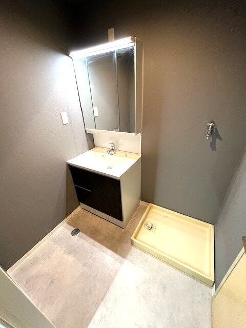 モノトーン調で清潔感溢れる洗面室。