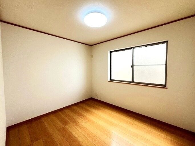 ◇5.2帖洋室◇
家族の成長に合わせ多目的に使える居室です。お子様のお部屋や、趣味のお部屋にしたり、使いやすい造りのお部屋になっています。クローゼット完備ですので、お部屋がスッキリしますね。