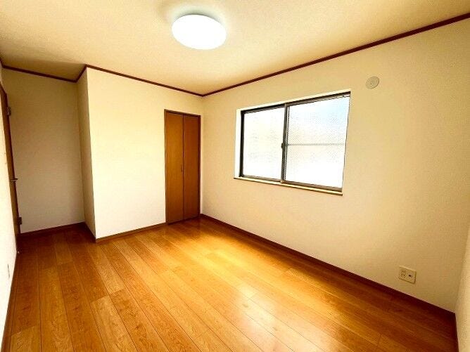 ◇6.5帖洋室◇
北側のお部屋ですが、2面採光を確保しており明るいです。柔らかな光が長時間続くので、勉強や読書など落ち着いて作業するのに最適なお部屋です。お子様のお部屋や趣味部屋にいかがですか。