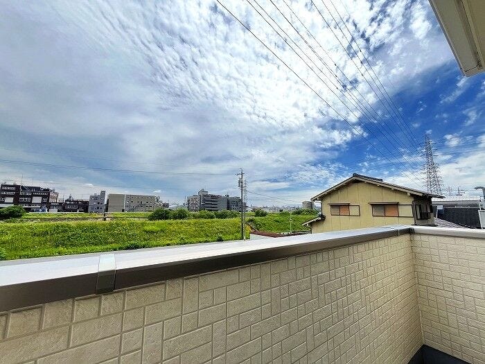 ◇バルコニー◇
南側に面したバルコニーは1日を通して明るいです。陽の光がたっぷりと降り注ぎますのでお洗濯物もよく乾きそうですね。眺望も良く、暮らす人の心を和ませますね。