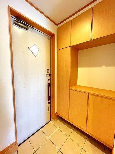 ◇玄関◇
使い勝手の良い下足収納があり、外から帰ってきて汚れた靴、レインコート、傘や外遊びグッズ等を収納するのに大変重宝します。明るく温かな雰囲気で家族の帰りや来訪者を出迎えてくれる玄関です。
