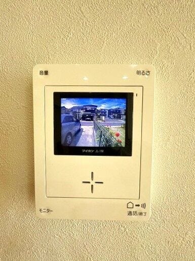 ◇TVモニター付インターホン◇
TVモニターで訪問者を確認してから会話することができますので、安心して対応していただけます。姿を見られたくない空き巣や不審者が嫌がるため、防犯効果も高まります。