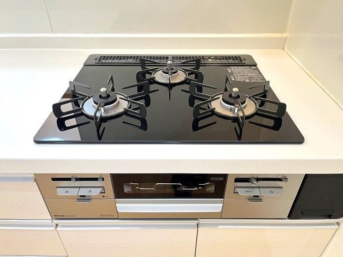 ◇3口コンロ◇
一度にたくさんの調理ができ、朝食の準備もお弁当作りもラクラクです。栄養面や彩りに気を配ると品数も増えますが、広いワークトップなのでたくさん作ってもスペースに余裕があります。