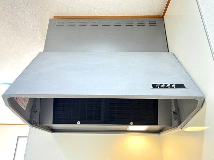 ◇レンジフード◇
ブーツ型のレンジフードです。凹凸がほとんどない内部構造なので、油がつきにくくお手入れがしやすい形状です。その形状から煙を集めやすく、換気機能に優れています。