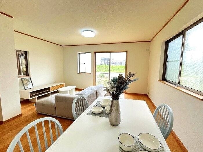 ◇リビング◇
玄関からリビングを通り2階へあがるリビングスルー階段を採用。ご家族の帰宅を温かく迎えられます。帰ってきたお子様の顔も確認できますので会話も増えそうですね。