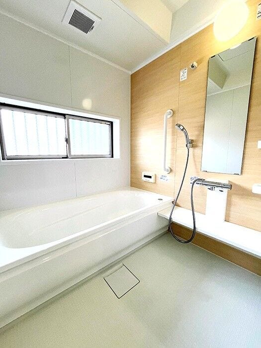 ◇浴室◇
窓を設けた明るいバスルームで身も心もリフレッシュ。毎日の疲れを癒す場所だからこその、シンプルで落ち着いた空間となっています。浴槽にゆっくりと身を沈めると、また新たな活力が湧いてきます。