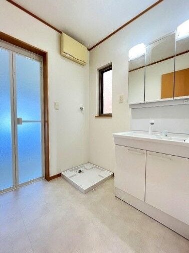 ◇洗面台◇
白で統一された清潔感のある洗面台です。三面鏡の裏が収納スペースになっているので、ヘアケアグッズ・コンタクトなど毎日つかうものを収納出来、出し入れしやすくて使い勝手が良いです。