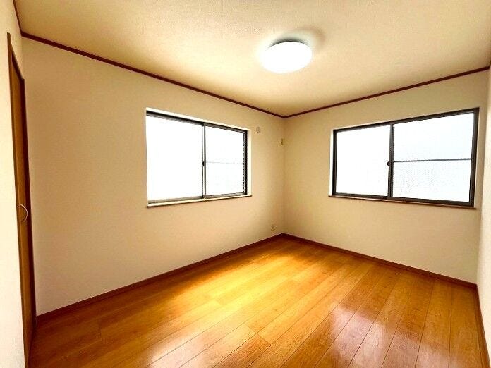 ◇5.2帖洋室◇
1階にある5.2帖の洋室は、お客様用のお部屋や趣味を楽しむためのお部屋など、さまざまな使い方をしていただけそうです。2面採光を確保し、クローゼットも完備されています。