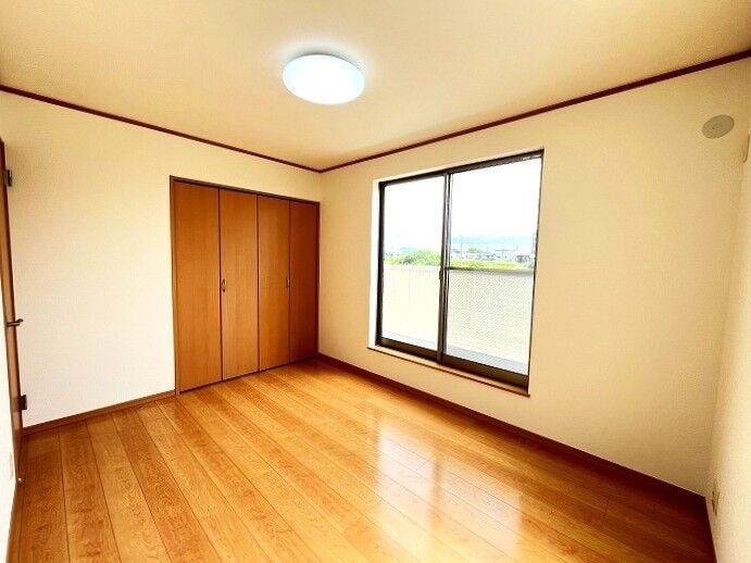 ◇6帖洋室◇
バルコニーに出られる大きな窓があり、もう一面にも窓が付いているので、明るいです。開放感たっぷり。豊かな開口がもたらす陽光、光を浴び心地よい時を刻みます。気分も明るくなりますね。