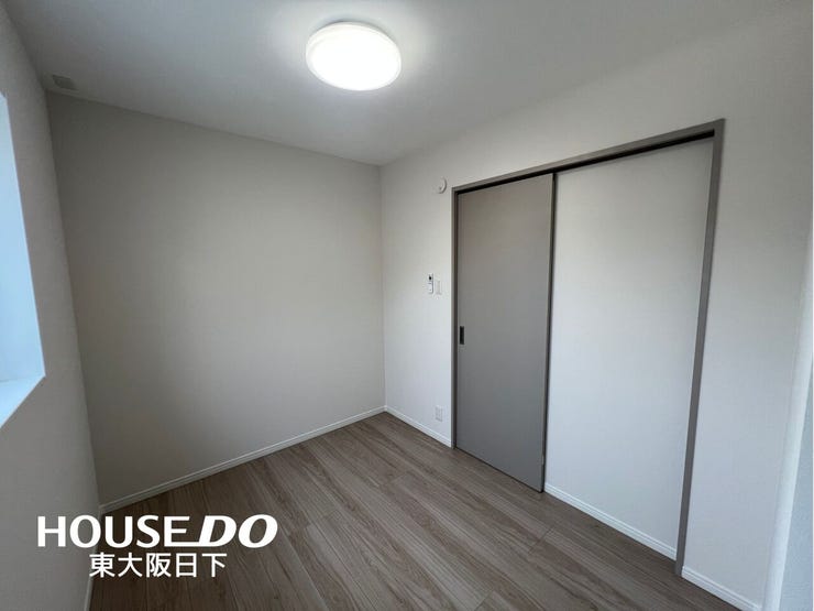 洋室:木目のフローリングが暖かみのある室内に。明るい寝室で心地のいい朝を迎えられそうです♪