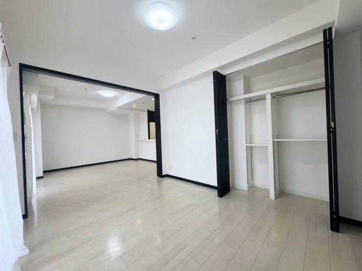 間仕切りを開放することで、隣接するお部屋と繋がりのある大空間として使用できる洋室です。大容量のクローゼットには可動棚とハンガーパイプがついており、収納力も抜群。