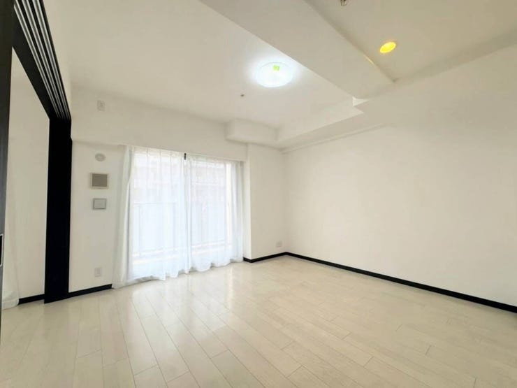 【リビング】
白を基調とした明るい内装にダークカラーの建具がアクセントとなり、モダンで洗練された雰囲気を演出。すっきりとした形状で家具の配置がしやすく、心地よいリビング空間を実現します。