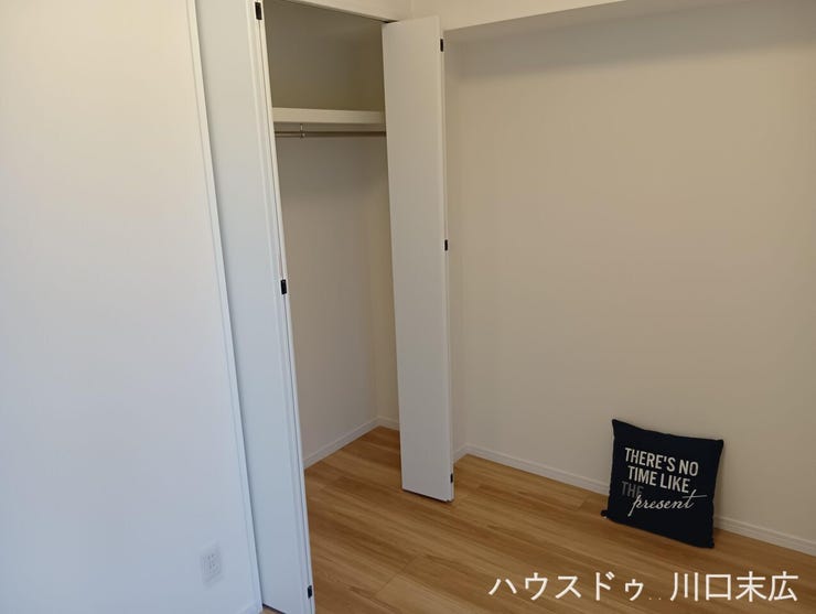 居室の空間をすっきりと保つ機能的なクローゼットを備えた一室。衣類や日用品を機能的に収められ、生活感を抑えたスマートな暮らしを実現します。