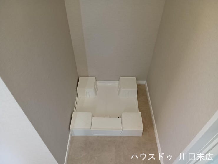 独立した洗濯スペースとして防水パンを備え付けた実用的な空間。水漏れリスクを軽減し、毎日のお洗濯をスムーズにこなせる機能的な設計です