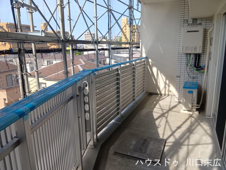 屋外の風を感じながらリフレッシュできるプライベートスペース。室外機や給湯設備が整えられ、日々の暮らしを裏方から支えます。
※大規模修繕工事中