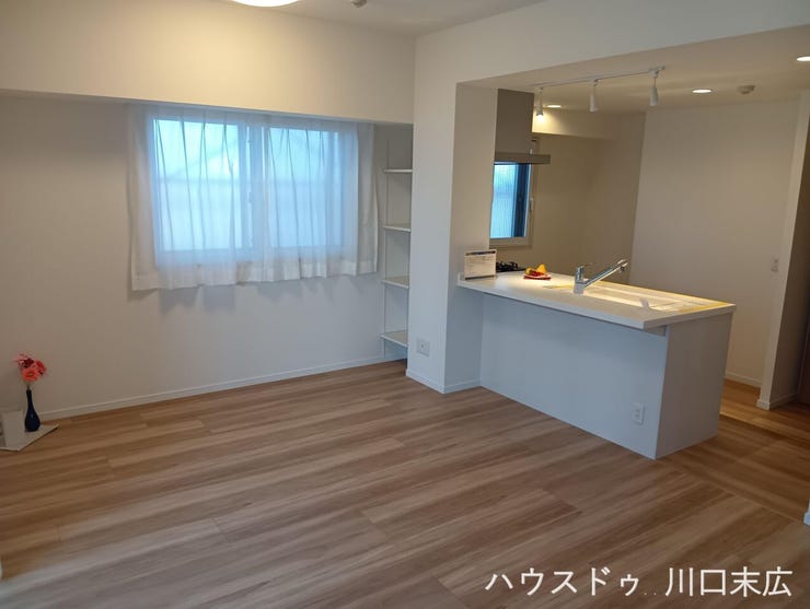 家族の会話が弾む対面式カウンターを備えた団らんの舞台。インテリアの自由度を高める洗練された内装が、日々の生活に心地よいリズムをもたらします。