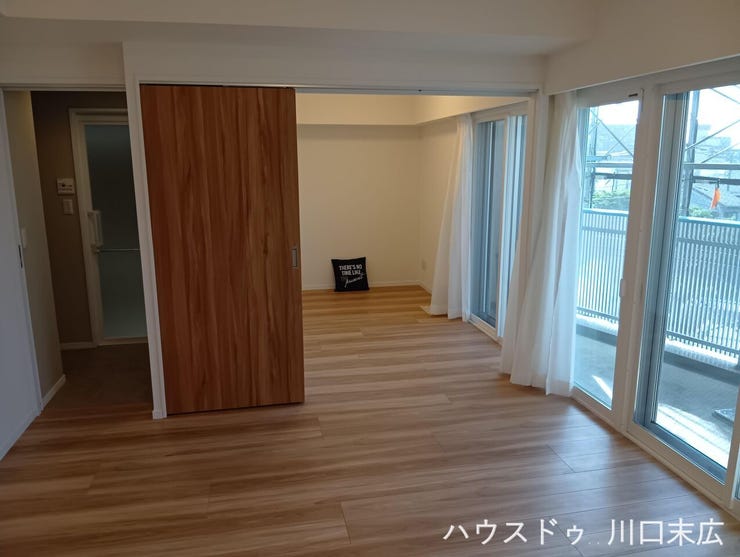 木目が美しい引き戸を備え、ライフスタイルに合わせた空間の使い分けが可能な居住空間。家族の気配を感じながら思い思いの時間を過ごせる設計です