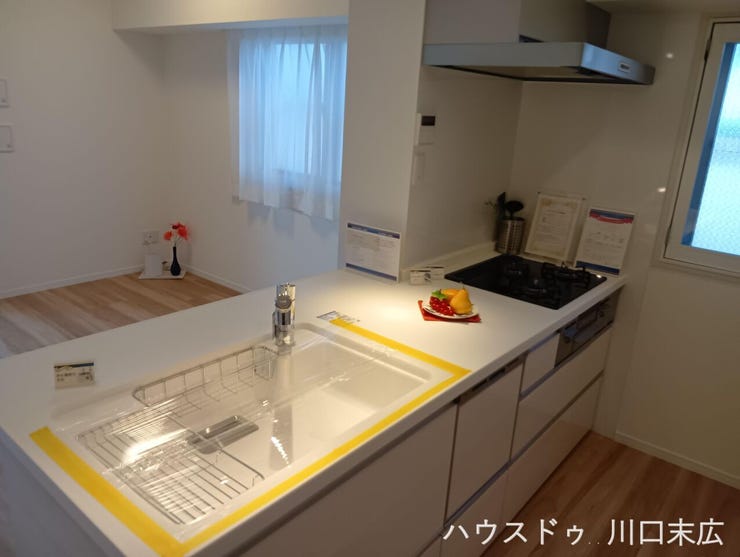 複数のお料理を同時に進行できる三口ガスコンロを備えた機能的な調理スペース。手入れのしやすいトッププレートが、キッチンを清潔に保ちます。